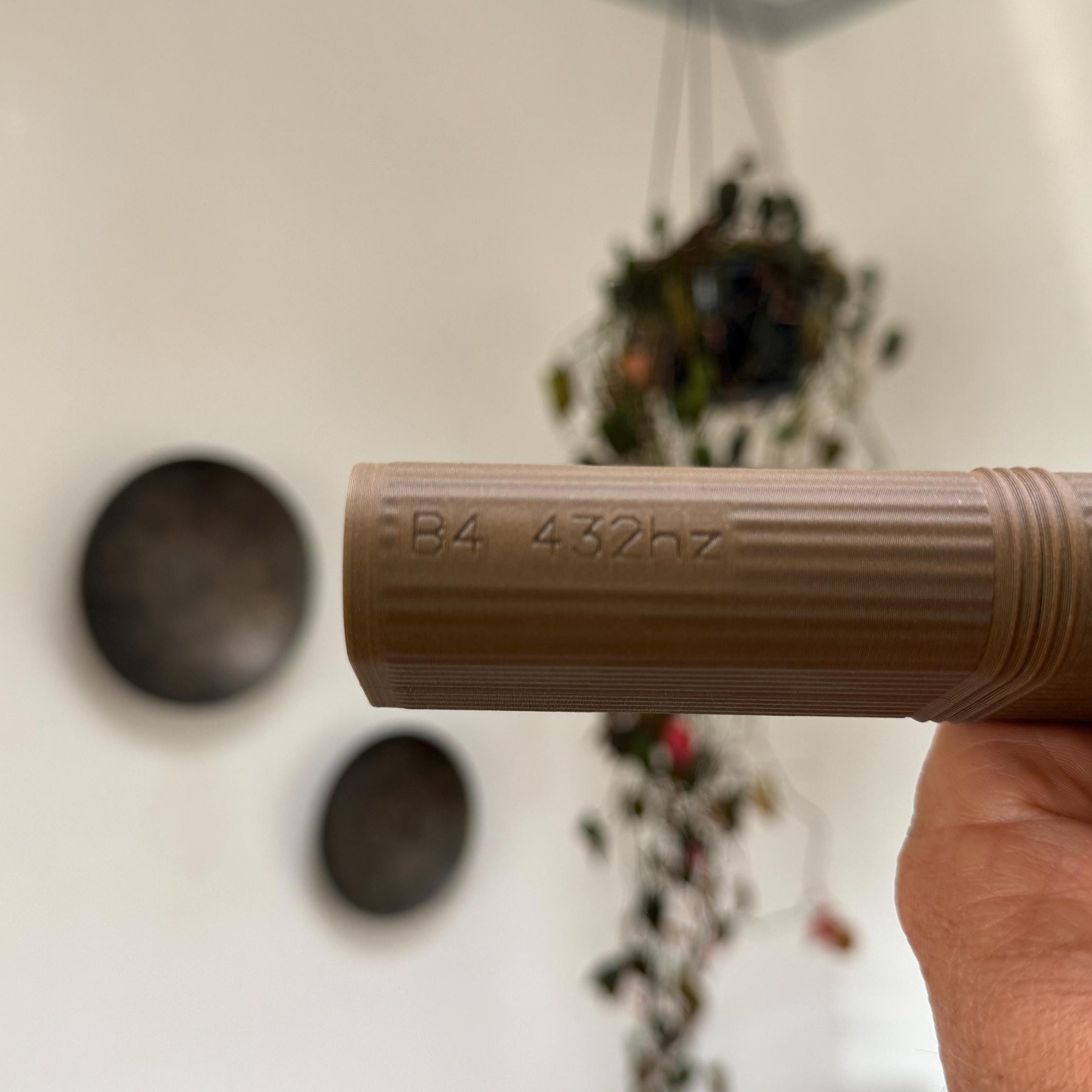 Engraved B4 432 Hz marking on the foot of the drone flute
